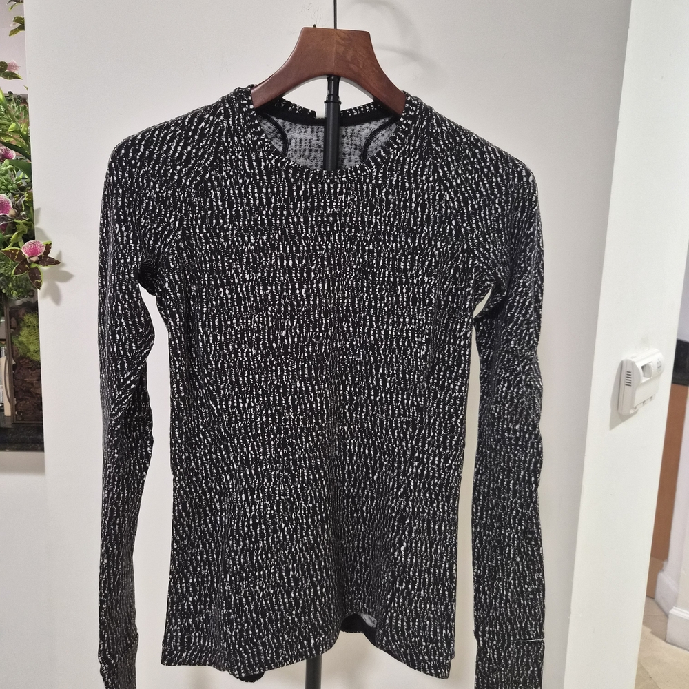 Lululemon Athletica Black and White Knit Top With Hidden Pocket On Back Size 6